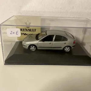 Renault Megane grigia del 1999