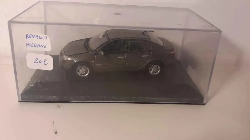 Renault Megane grigio scuro