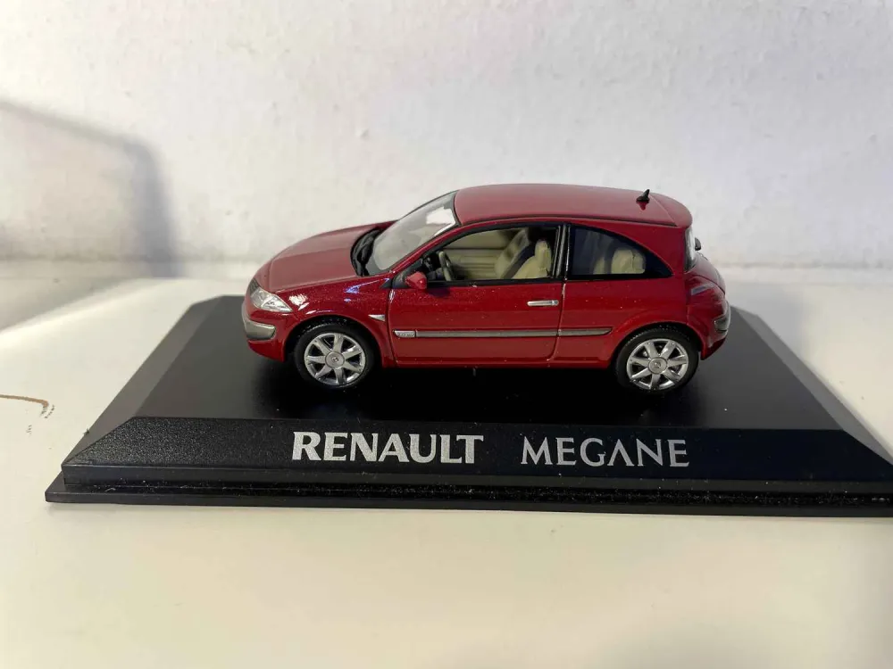 Renault Megane rosso scuro