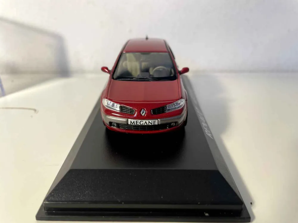 Renault Megane rosso scuro