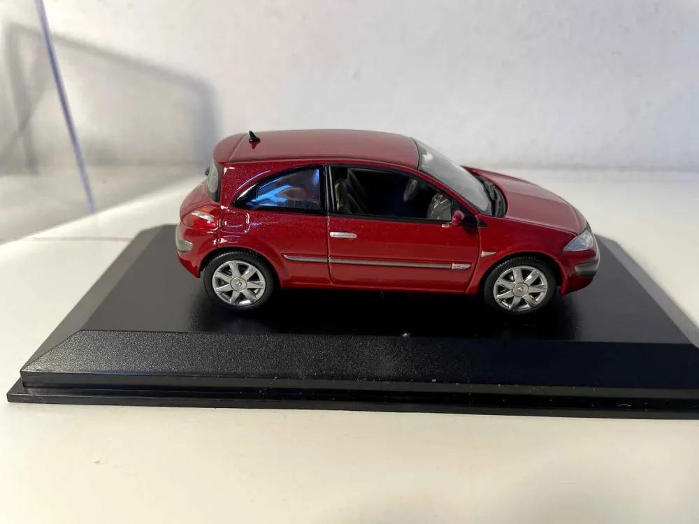 Renault Megane rosso scuro