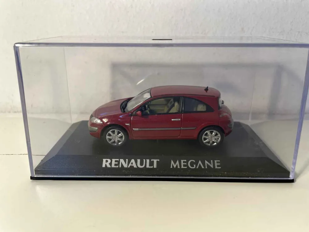 Renault Megane rosso scuro