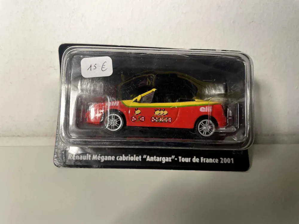 Renault Mégane decappottabile rossa e gialla "Antargaz" Tour de France 2001