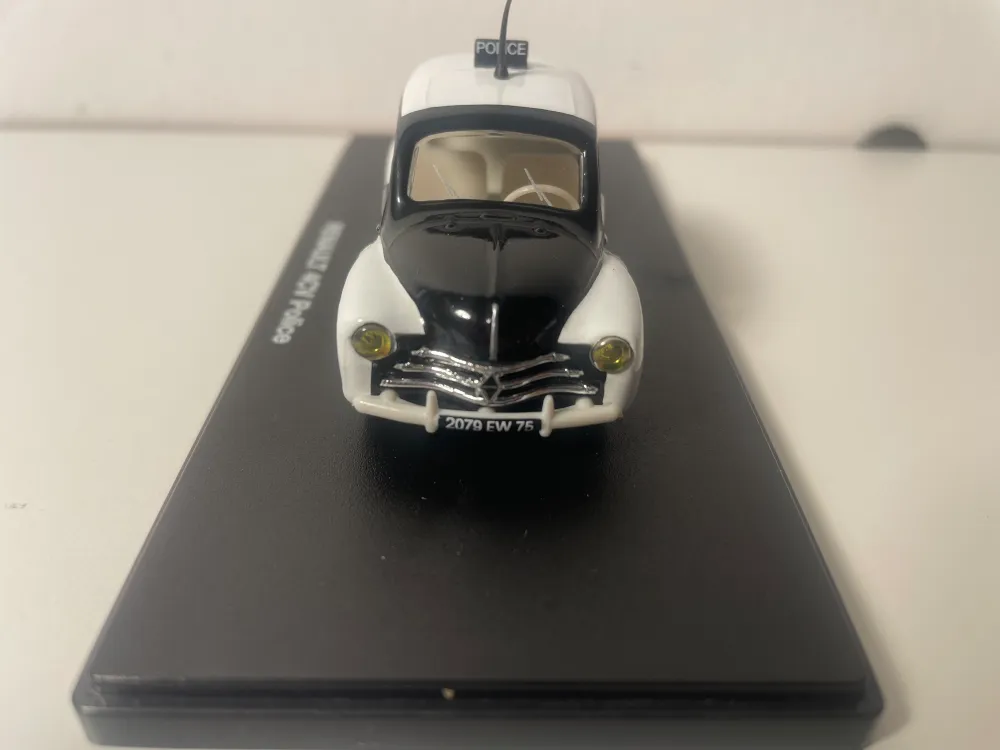 Renault 4 CV nera e bianca POLIZIA (scatola plexiglas)
