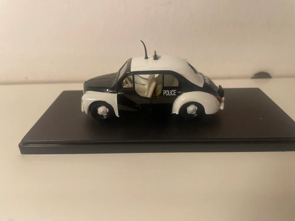 Renault 4 CV nera e bianca POLIZIA (scatola plexiglas)