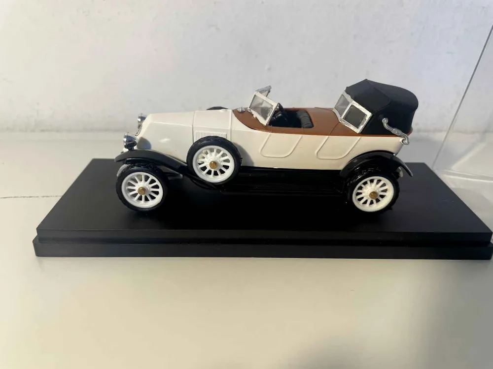 Renault 40 CV Sport bianco sporco e marrone del 1923 (collezione RIO)