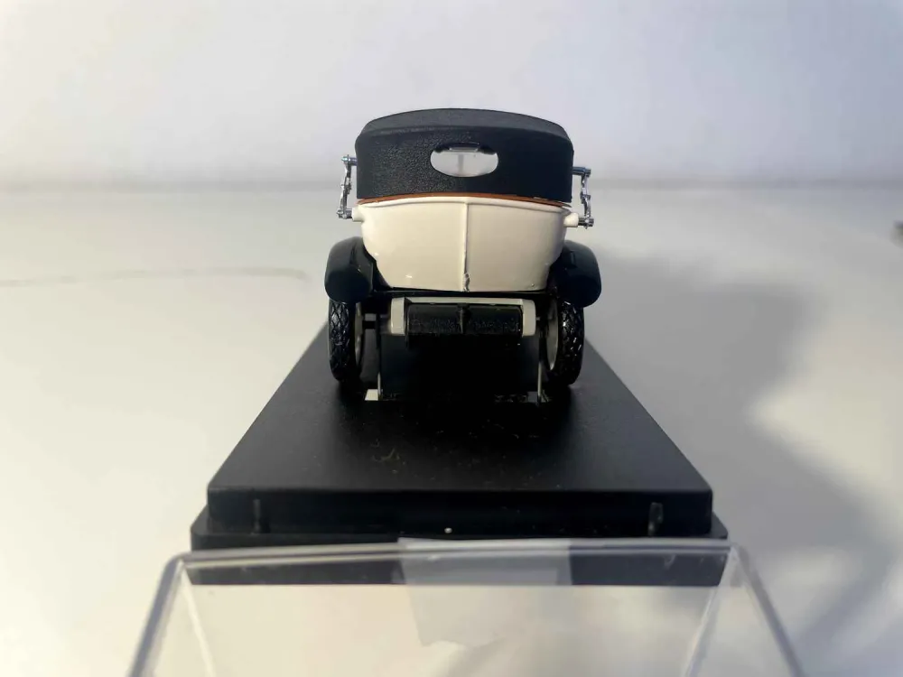 Renault 40 CV Sport bianco sporco e marrone del 1923 (collezione RIO)
