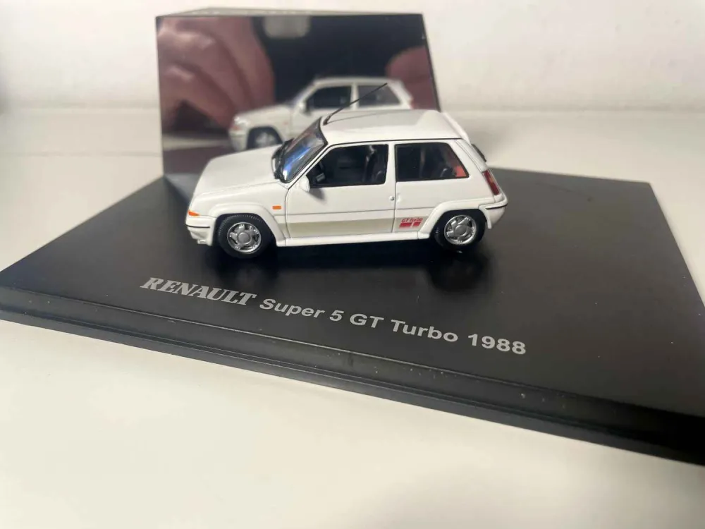 Renault Super 5 GT Turbo bianca del 1988 (cofanetto rettangolare)
