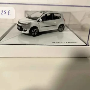 Renault Twingo bianca con strisce multicolori sul tetto (scatola quadrata)