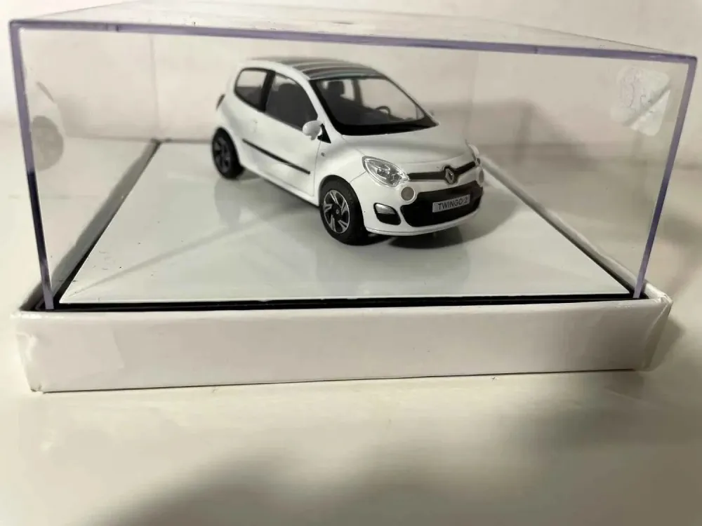 Renault Twingo bianca con strisce multicolori sul tetto (scatola quadrata)