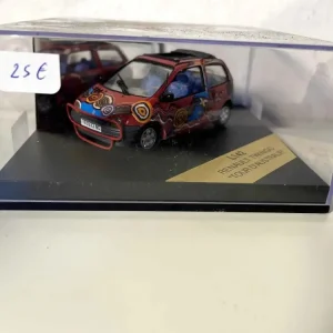 Renault Twingo Tour Australia bordeaux con decorazioni
