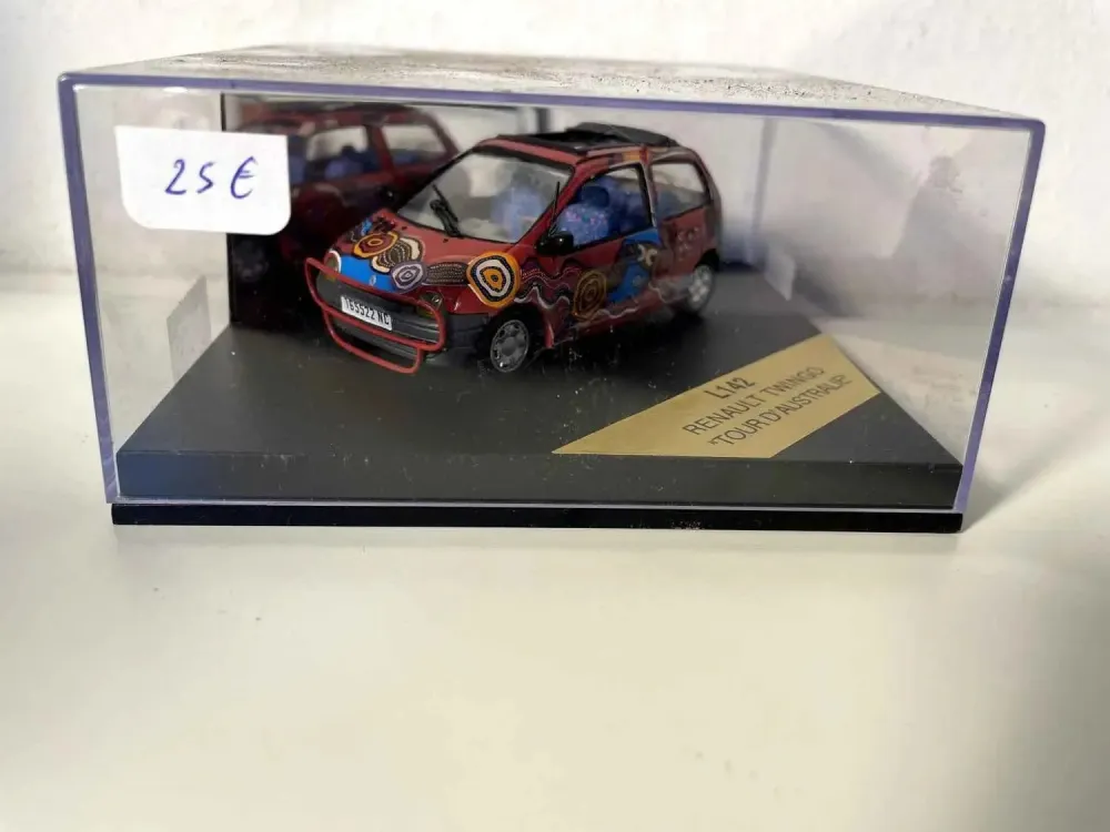 Renault Twingo Tour Australia bordeaux con decorazioni