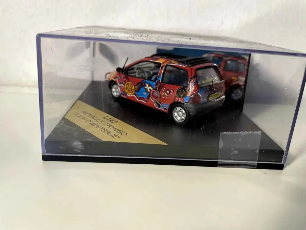 Renault Twingo Tour Australia bordeaux con decorazioni