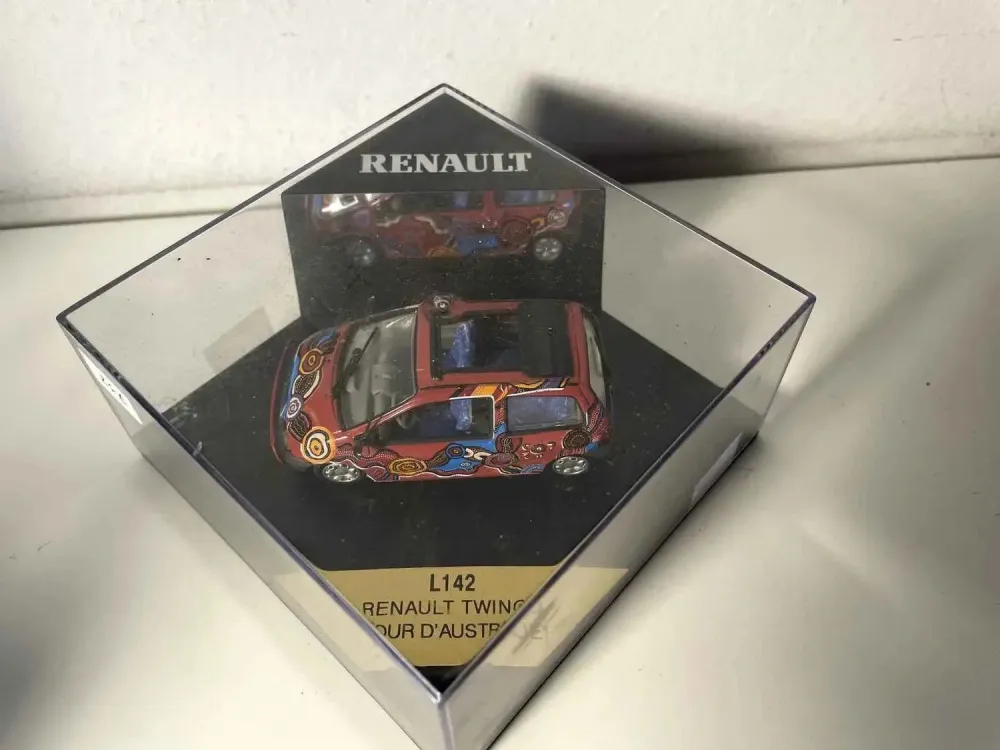 Renault Twingo Tour Australia bordeaux con decorazioni
