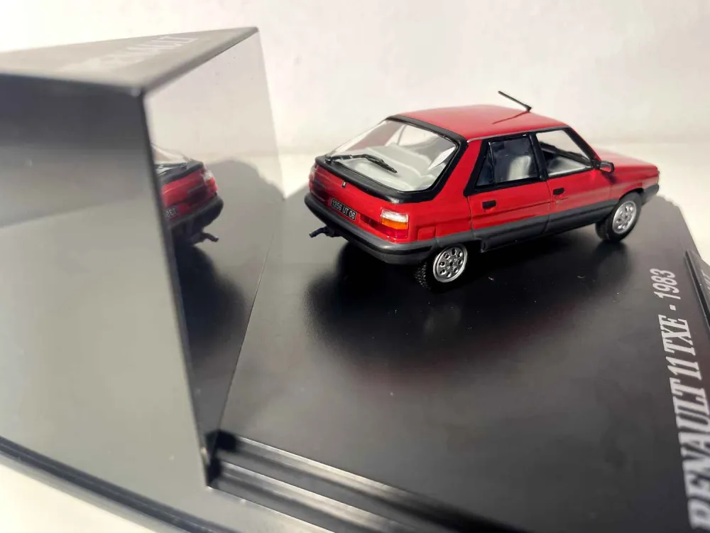 Renault 11 TXE rossa del 1983 (cofanetto rettangolare)