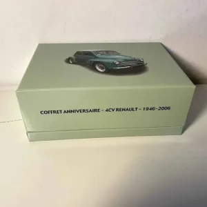 Renault 4 CV verde (anniversario fissato per il 60° anniversario della 4 CV)