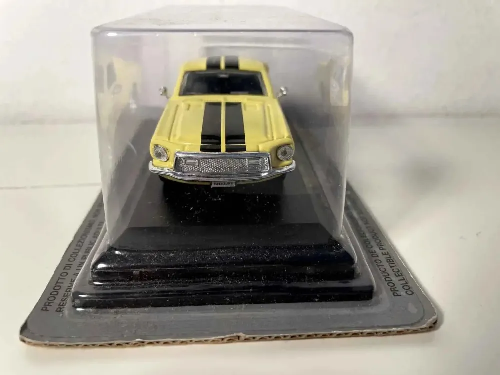 Shelby GT 500-KR gialla e nera del 1968 (auto americana)
