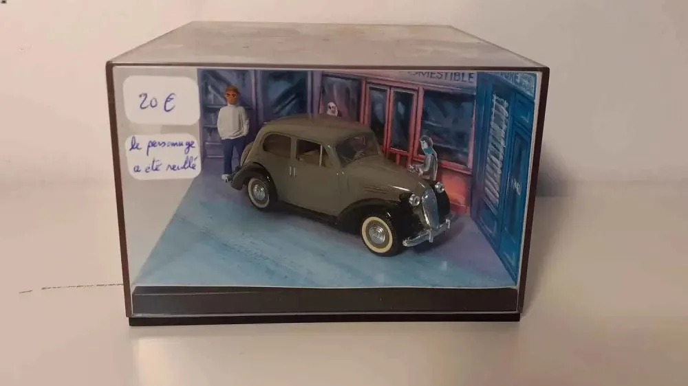 Simca 8 1200 del 1950 marrone scuro