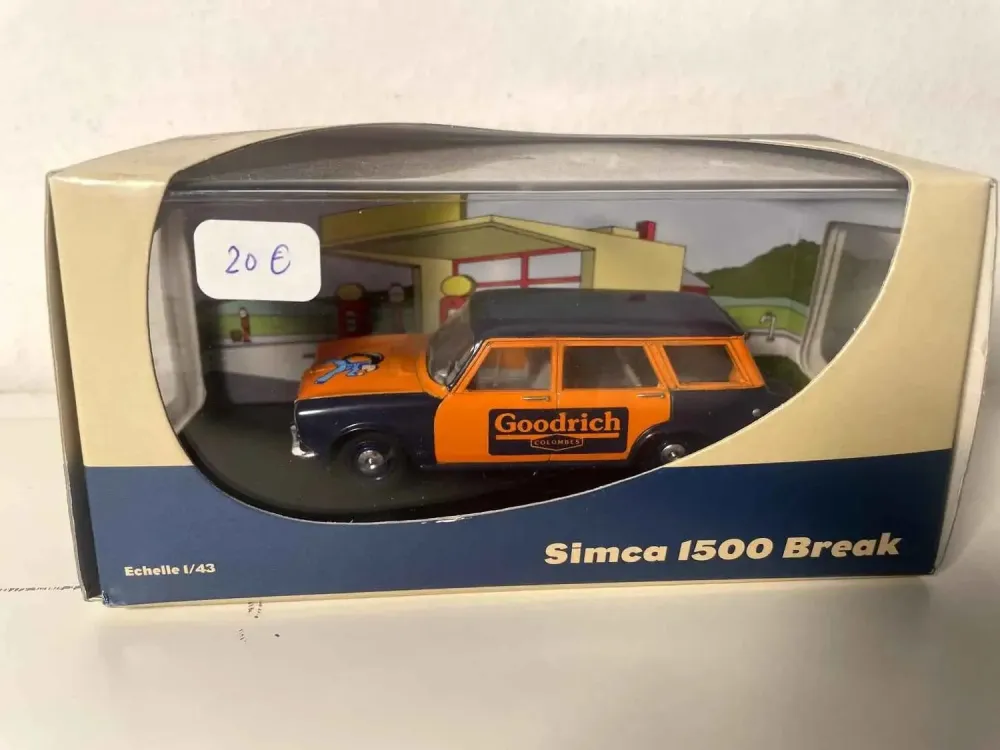 Simca 1500 station wagon arancione e blu con pubblicità GOODRICH