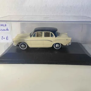 Simca Aronde beige e tetto blu scuro (auto aggiunta alla base)