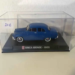SIMCA Aronde blu del 1955 (Auto Plus)