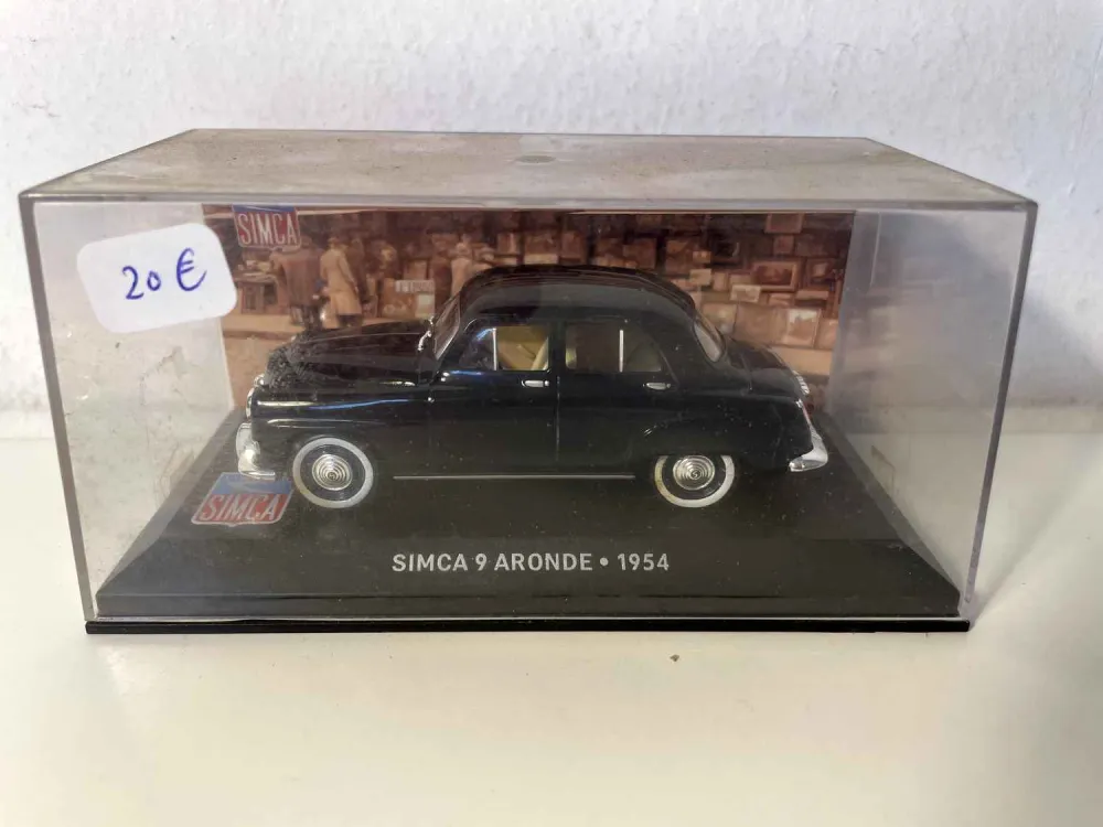SIMCA 9 Aronde blu molto molto scuro del 1954
