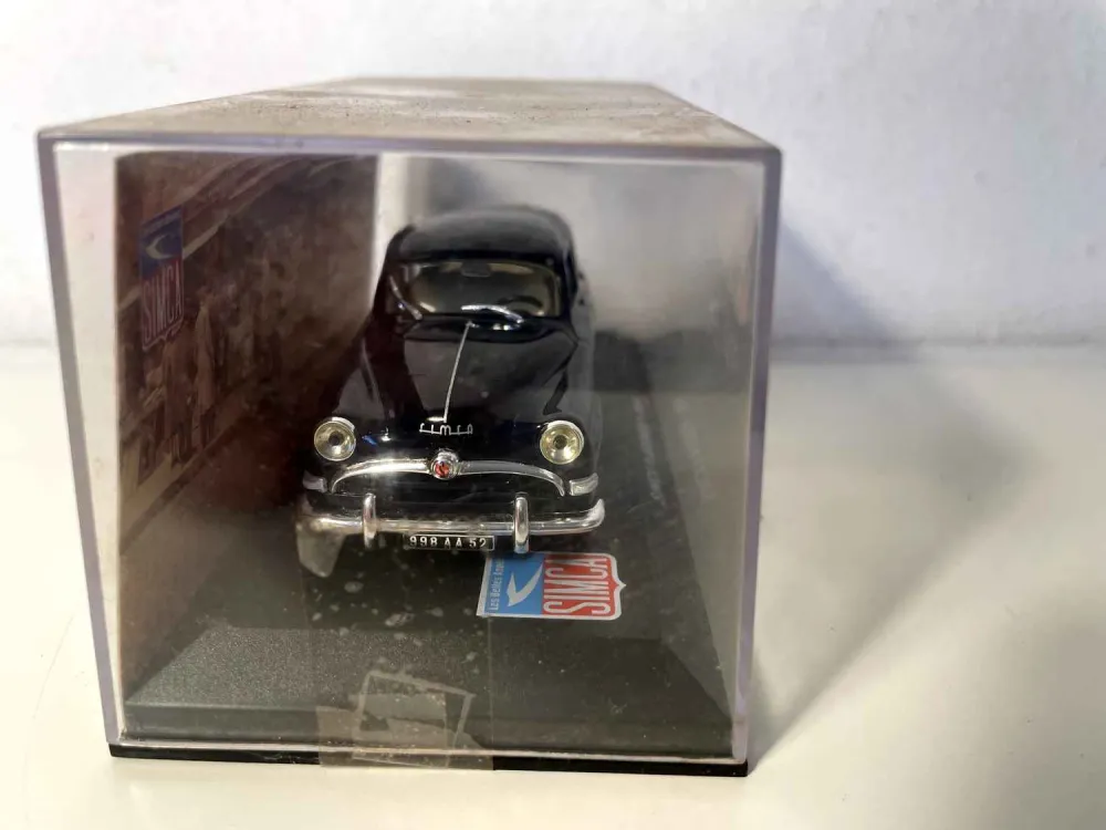 SIMCA 9 Aronde blu molto molto scuro del 1954