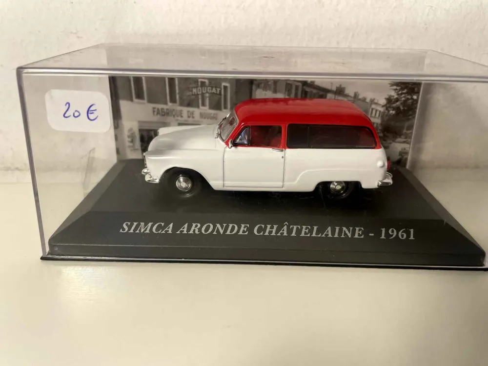 Simca Aronde Châtelaine grigio - azzurro pallido e tetto rosso del 1961