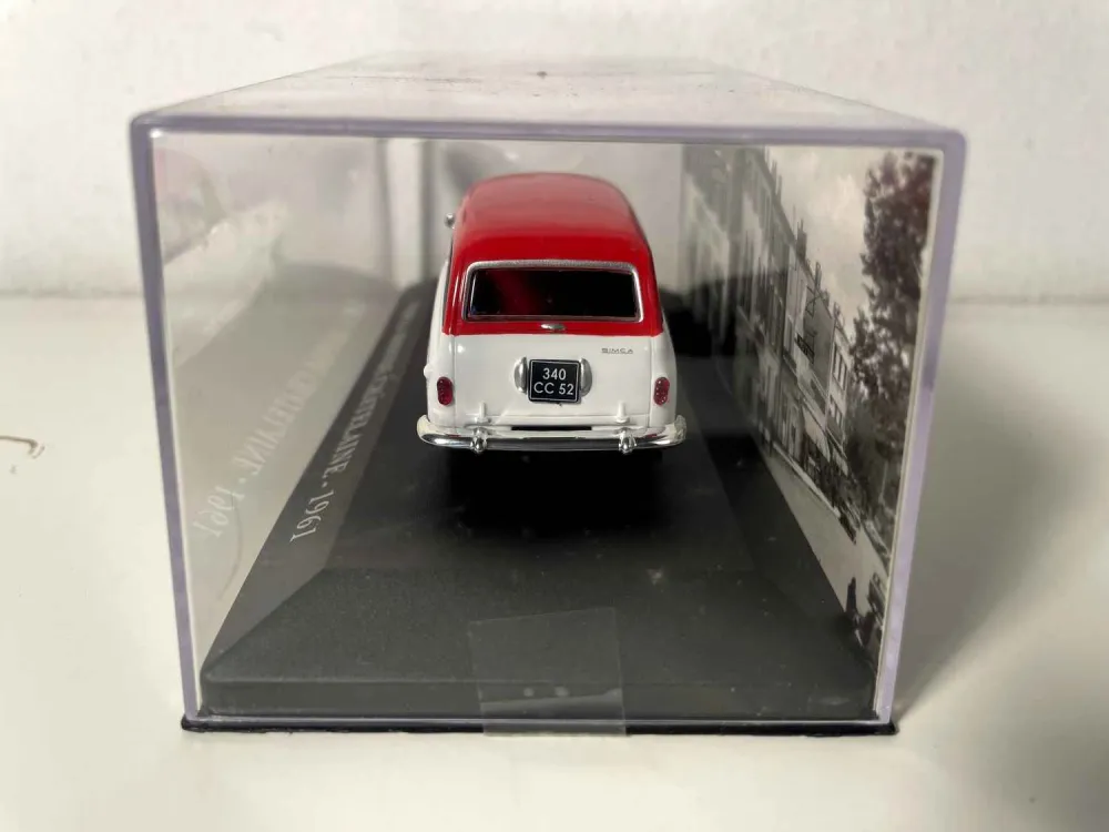 Simca Aronde Châtelaine grigio - azzurro pallido e tetto rosso del 1961