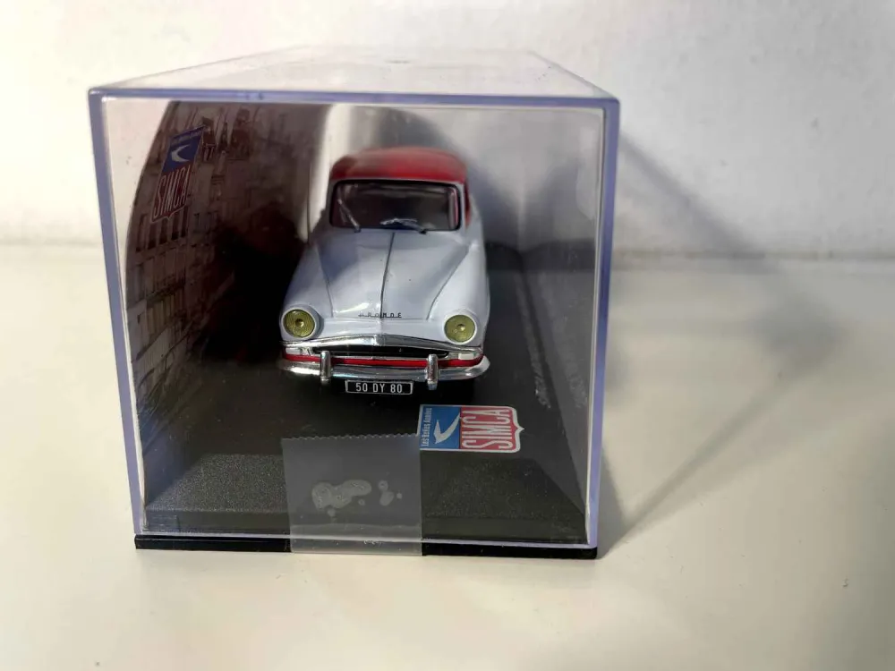 Simca Aronde Elysée-Matignon del 1957 azzurro con tetto rosso