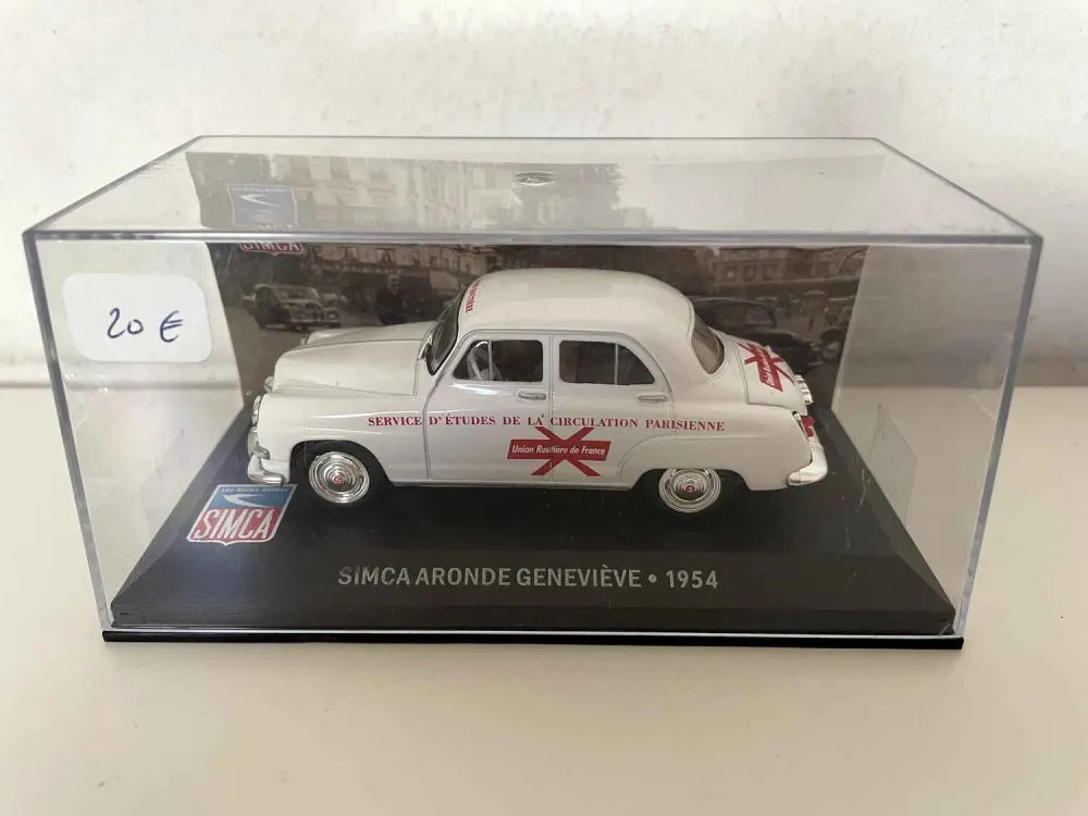 SIMCA Aronde Geneviève bianca del 1954