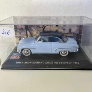 SIMCA Aronde grand large (rue de la paix) blu chiaro e tetto blu scuro del 1956