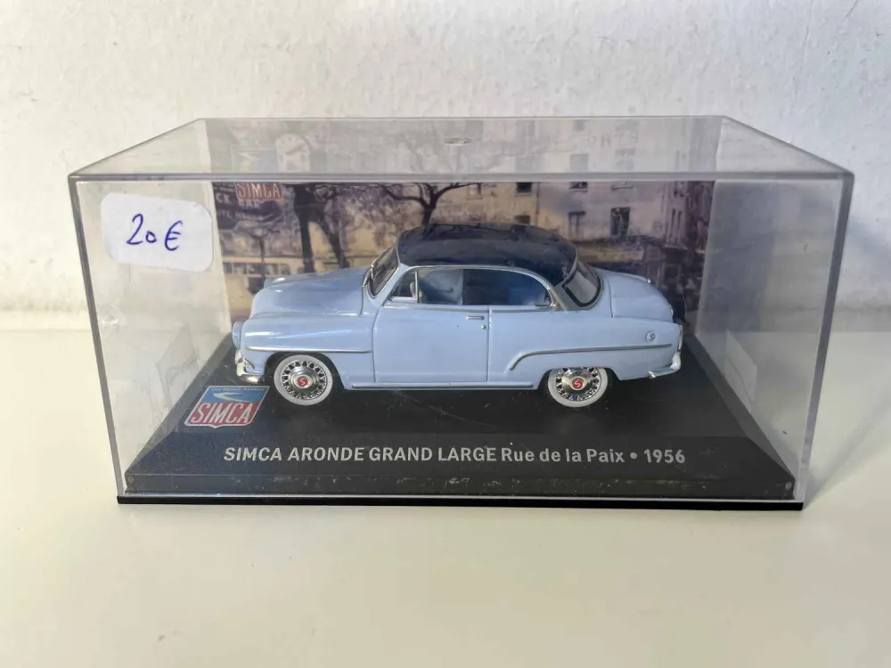 SIMCA Aronde grand large (rue de la paix) blu chiaro e tetto blu scuro del 1956