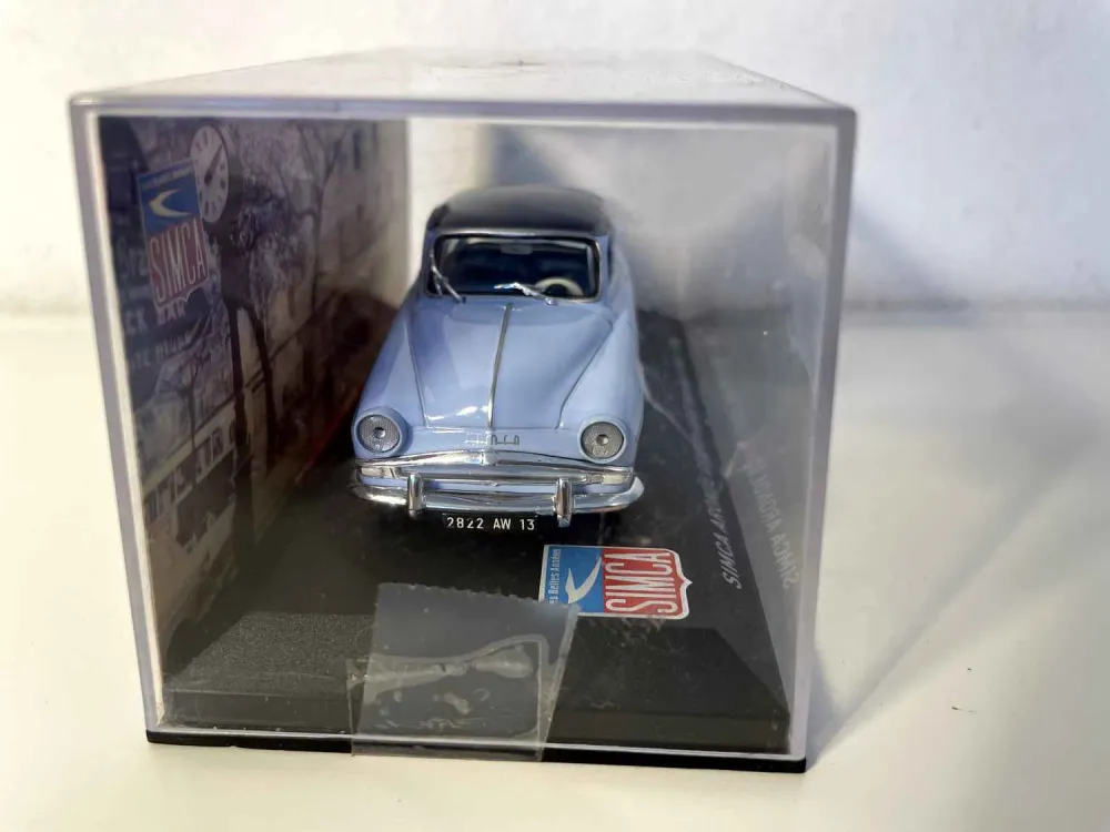 SIMCA Aronde grand large (rue de la paix) blu chiaro e tetto blu scuro del 1956