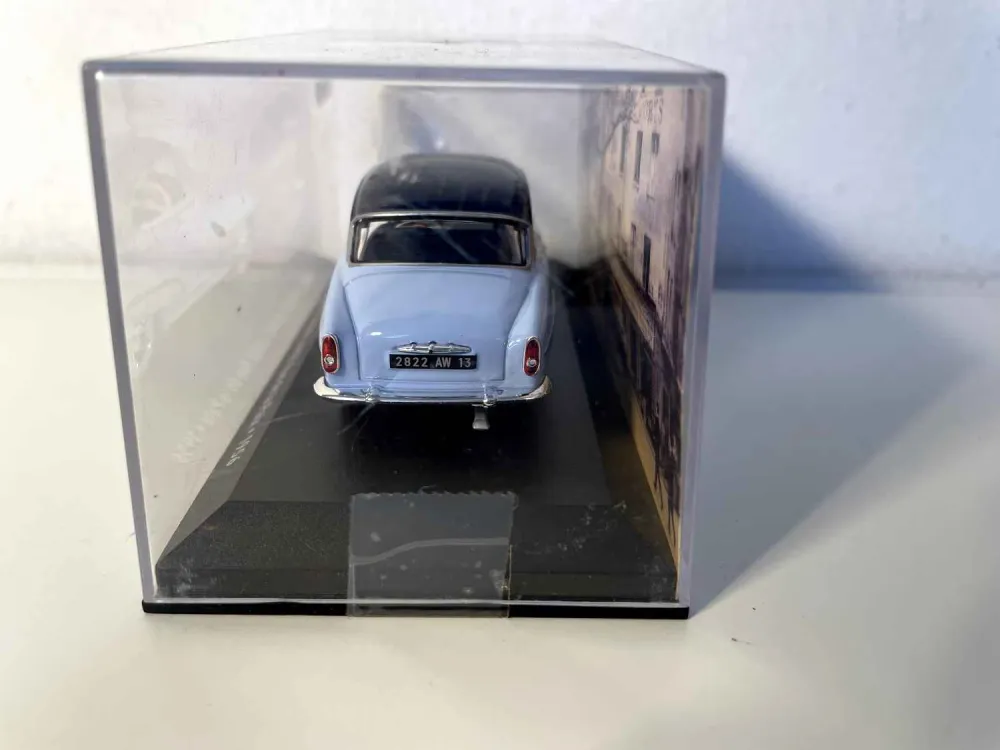 SIMCA Aronde grand large (rue de la paix) blu chiaro e tetto blu scuro del 1956