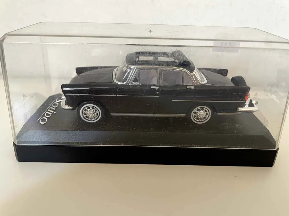 Simca Chambord Présidence nera del 1958 (riferimento Solido 4570)