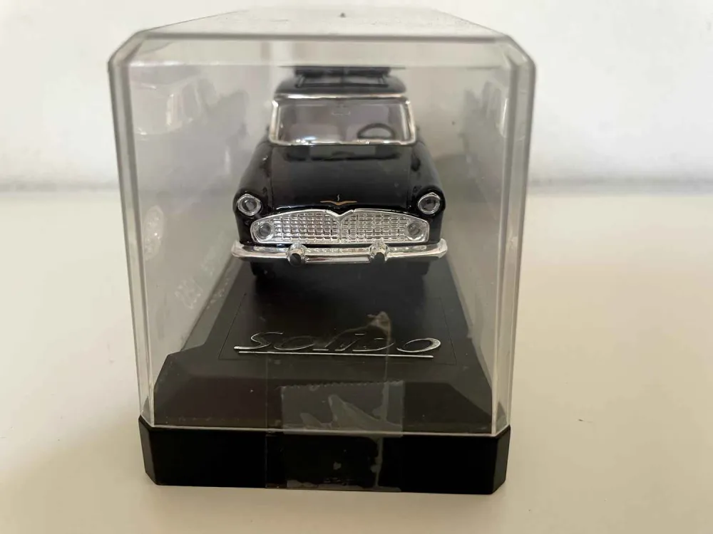 Simca Chambord Présidence nera del 1958 (riferimento Solido 4570)