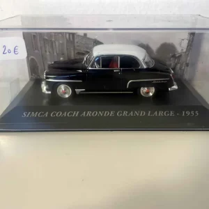 Simca Coach Aronde grande tetto bianco e nero del 1955
