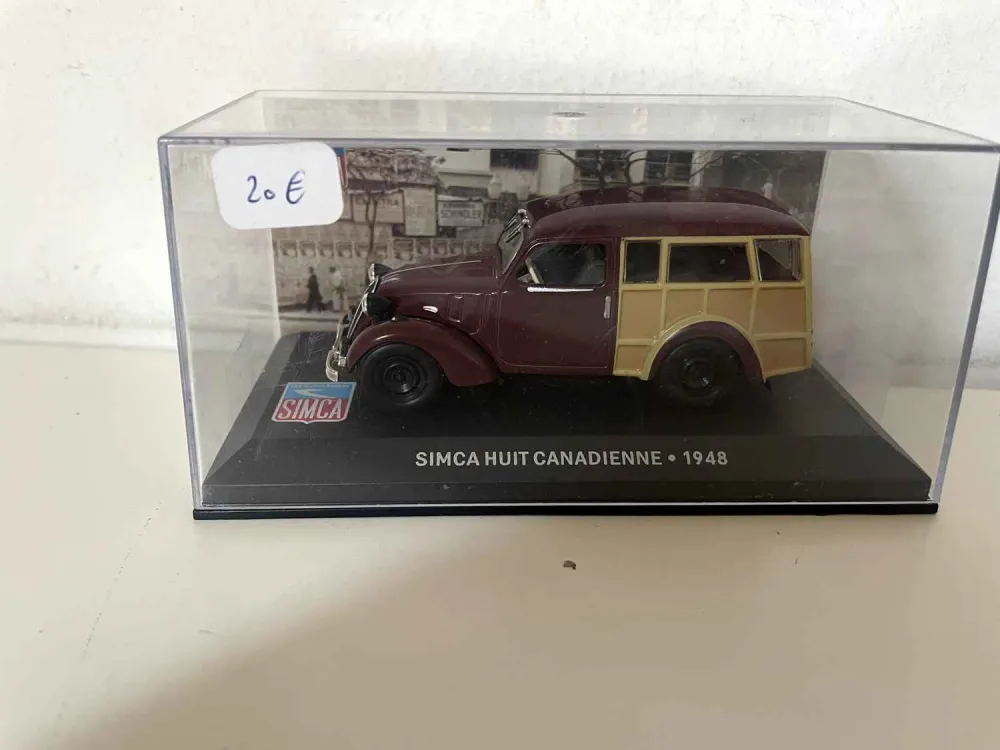 SIMCA Eight canadese del 1948 Borgogna e Marrone