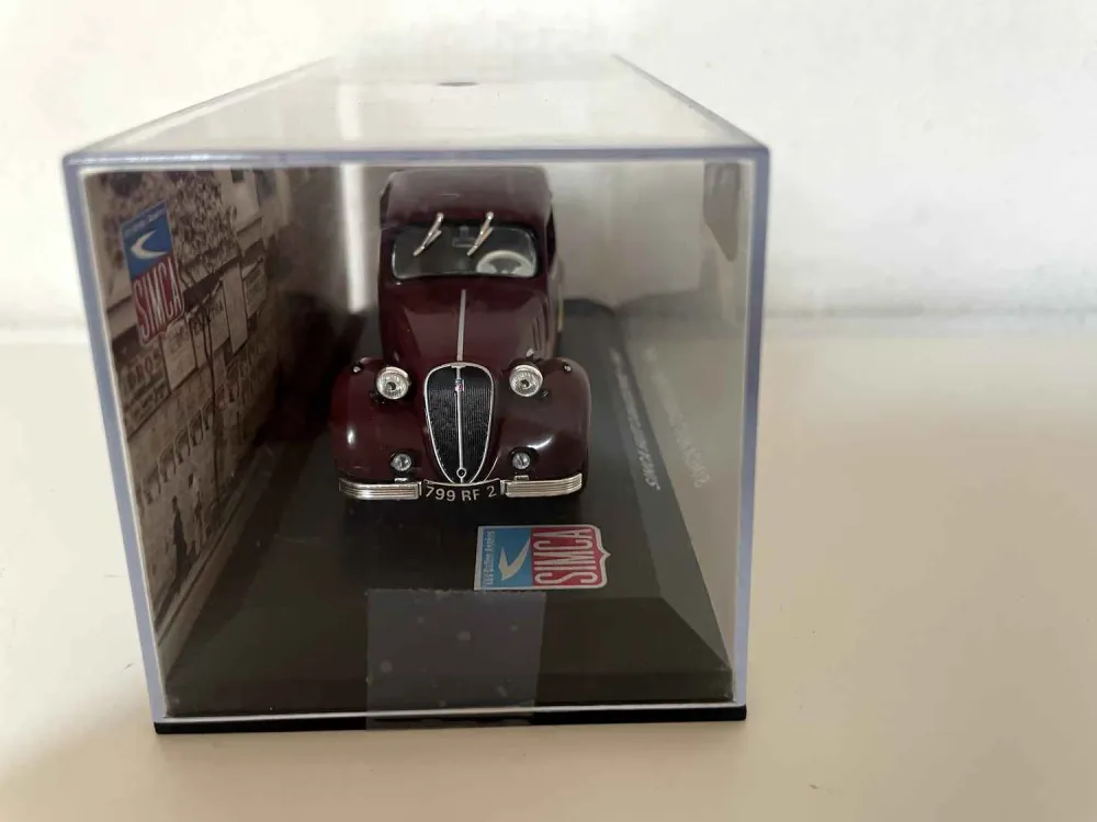 SIMCA Eight canadese del 1948 Borgogna e Marrone