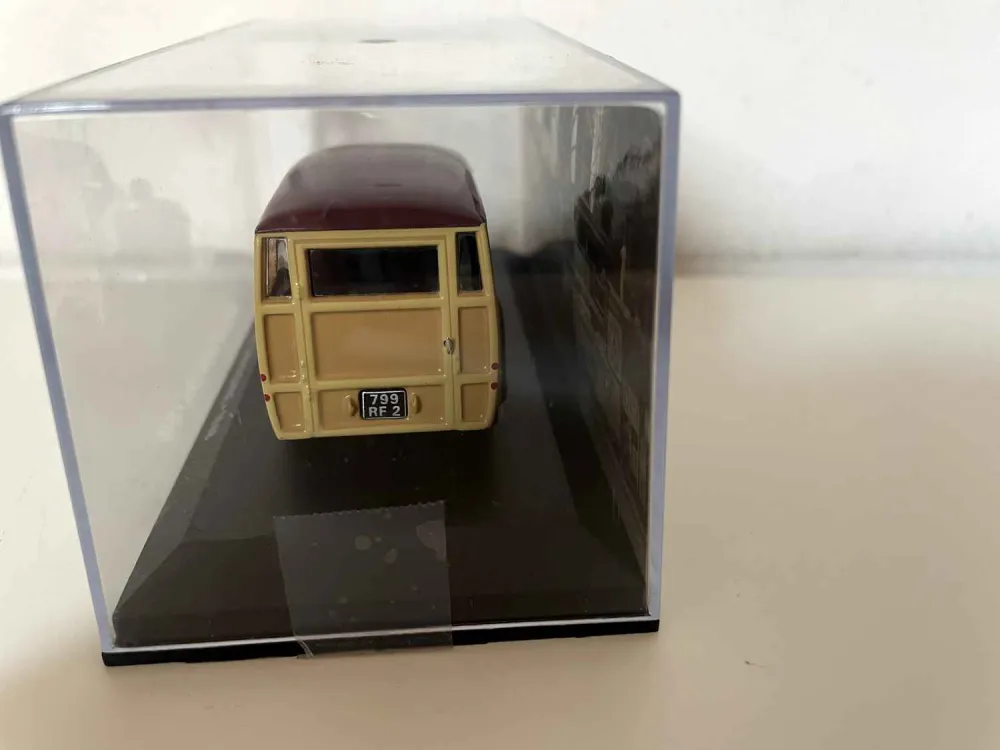 SIMCA Eight canadese del 1948 Borgogna e Marrone