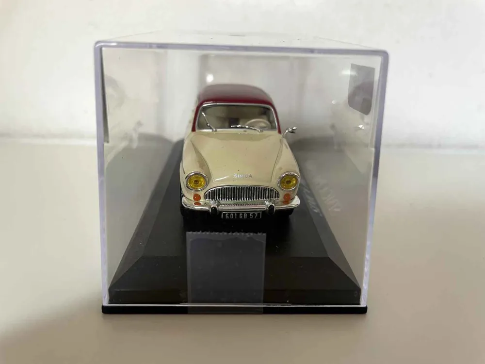 Simca P60 beige con tetto bordeaux del 1960