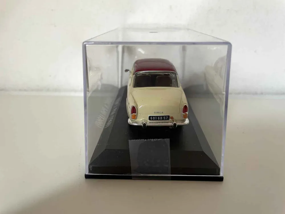 Simca P60 beige con tetto bordeaux del 1960