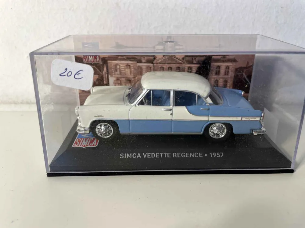 SIMCA Vedette Régence bianca e blu del 1957