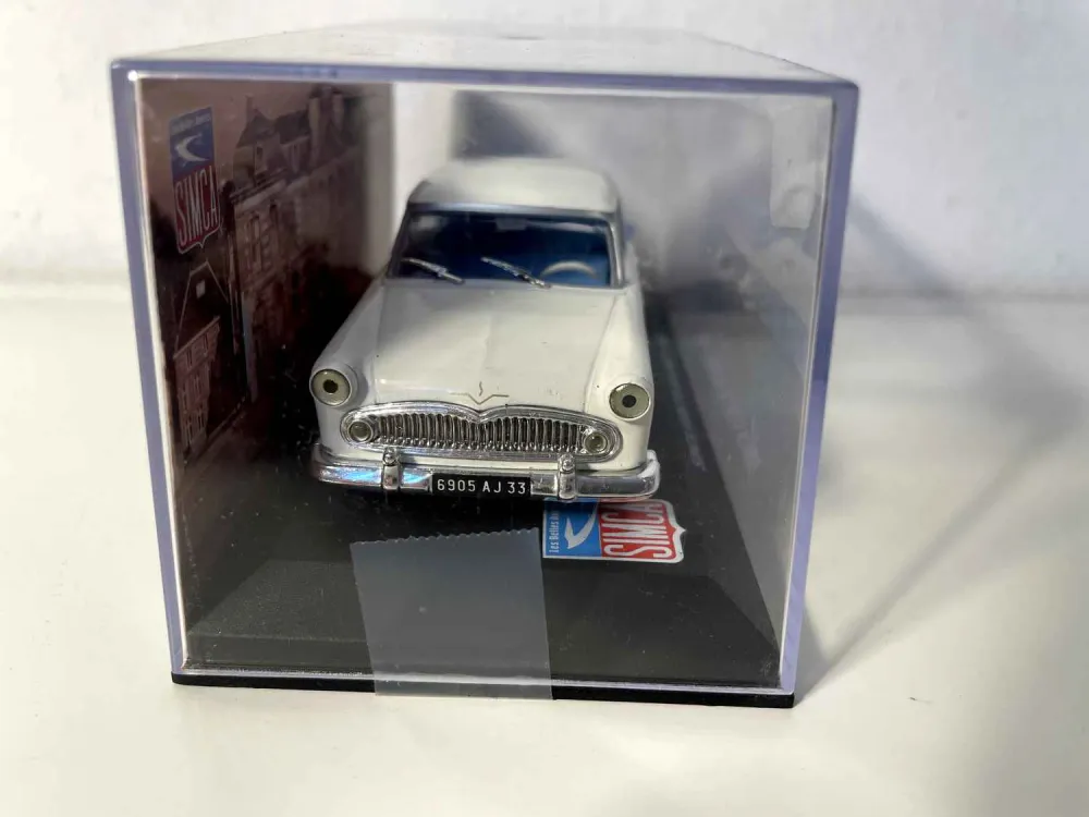 SIMCA Vedette Régence bianca e blu del 1957