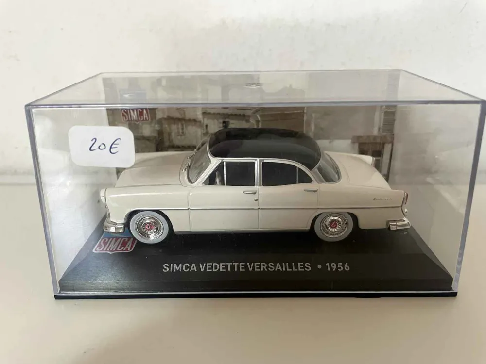 SIMCA Vedette Versailles bianco sporco con tetto nero del 1956