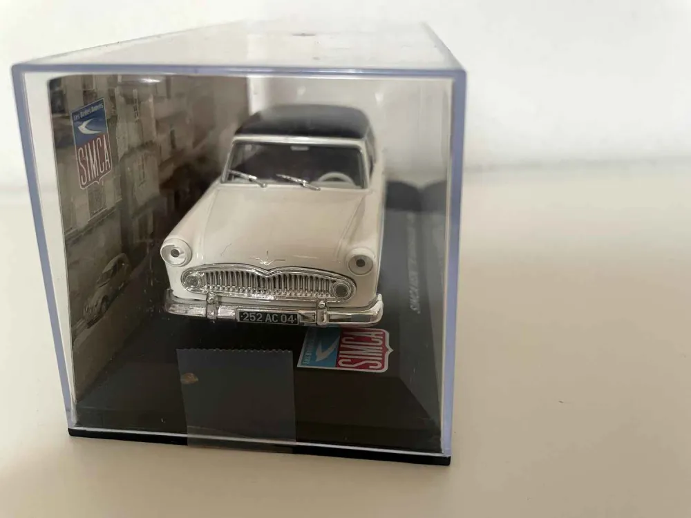 SIMCA Vedette Versailles bianco sporco con tetto nero del 1956