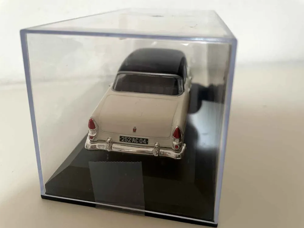 SIMCA Vedette Versailles bianco sporco con tetto nero del 1956