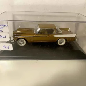 Studebaker Golden Hawk del 1958 marrone dorato (auto americana) - scatola plexiglass