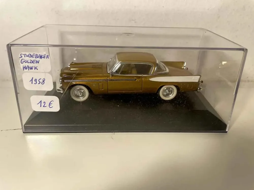 Studebaker Golden Hawk del 1958 marrone dorato (auto americana) - scatola plexiglass